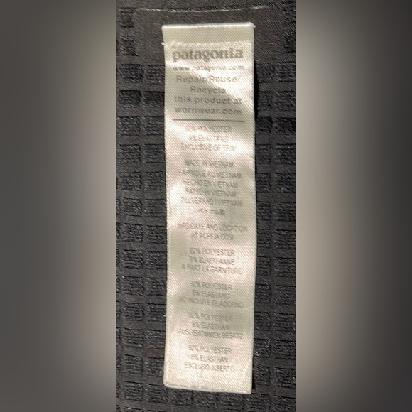 patagonia Lg M's quilted hooded jacket. Used yet very good condition. - Picture 5 of 7